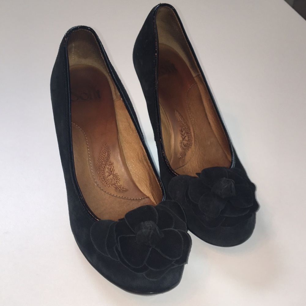 Sofft suede flower embellishment heel. Sz 9